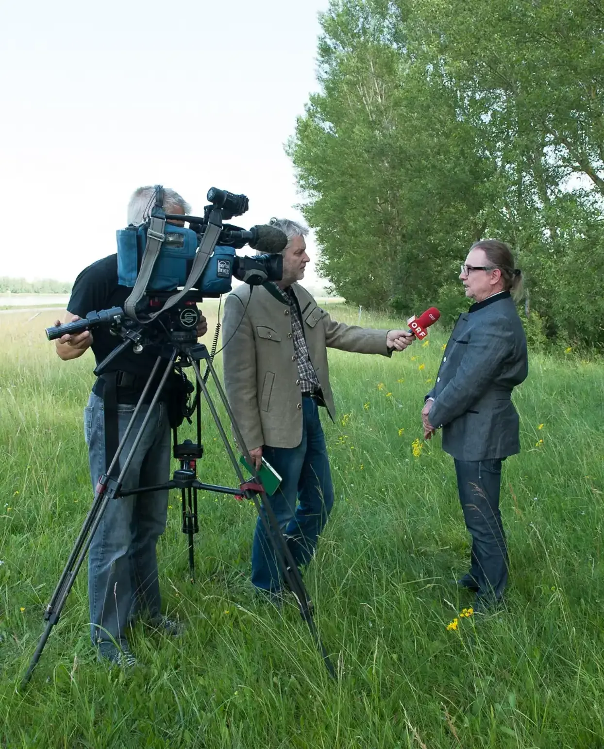 Interview LIFE+ Traisen with project manager Helmut Wimmer, who is interviewed by ORF. He speaks into a microphone and the camera is directed at him. The interview takes place directly on the Traisen.