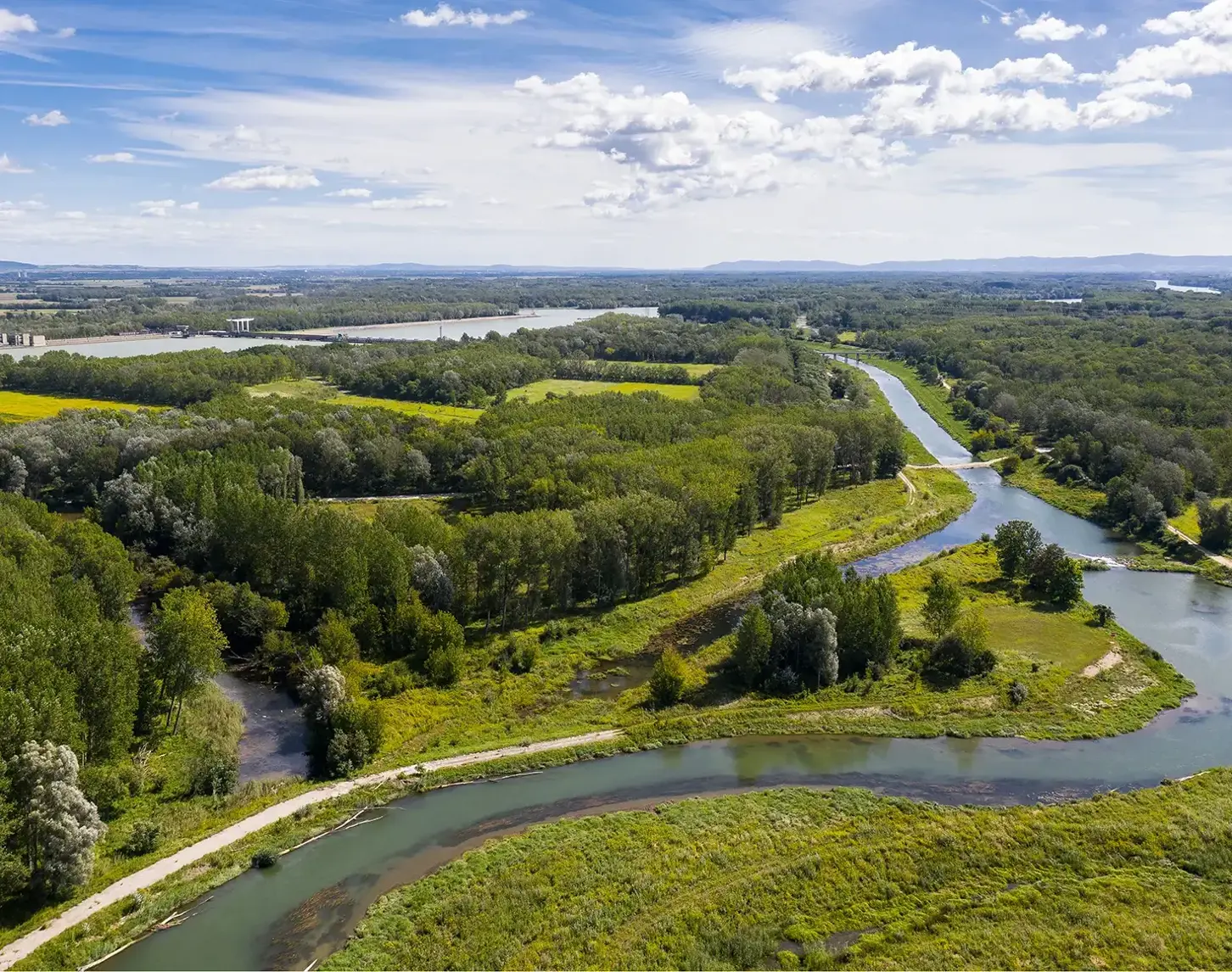 The new 10 km long meandering Traisen river has been completed and will continue to develop dynamically and naturally. The picture shows the full glory from above.