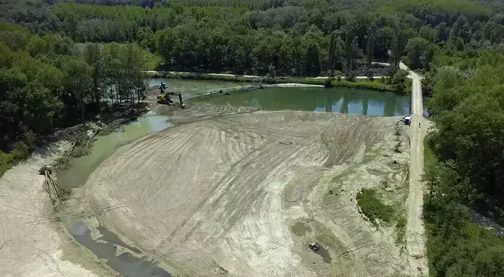 Ein Blick auf die Baustelle rund um die Traisen im Jahr 2014. Eine Flussschleife wird ausgebaggert.